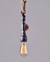 מנורת תלייה חבל הכוללת בית נורה שעשוי מצינור מתכת דקורטיבי עם ברז, המנורה מגיעה במבחר צבעים