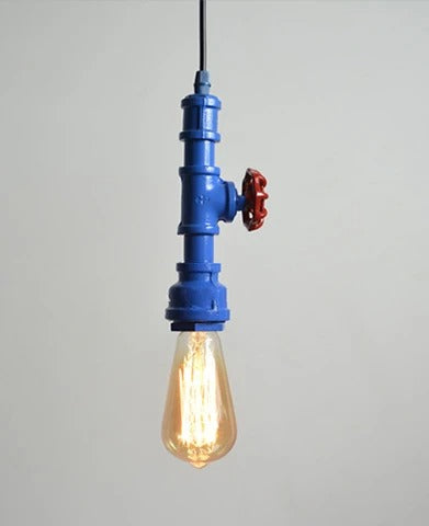 מנורת תלייה חבל הכוללת בית נורה שעשוי מצינור מתכת דקורטיבי עם ברז, המנורה מגיעה במבחר צבעים
